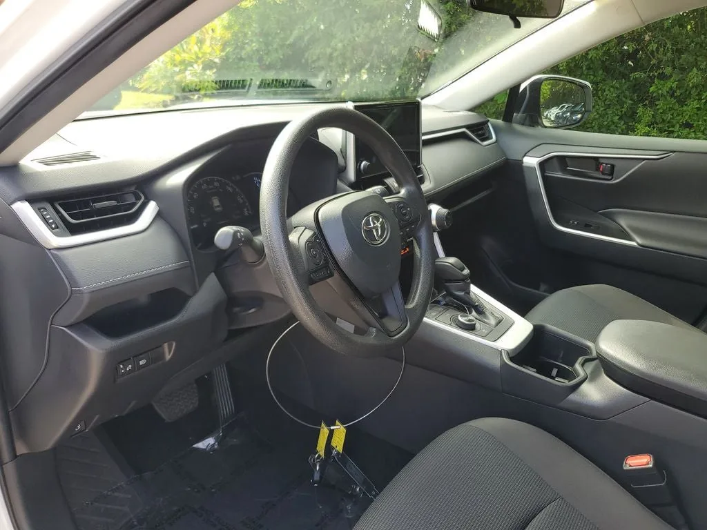 2025 Toyota RAV4 Hybrid LE photo 21