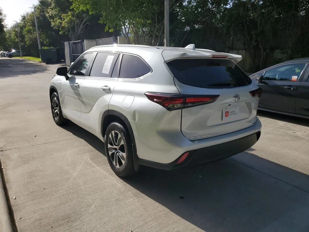 2024 Toyota Highlander XLE photo 6