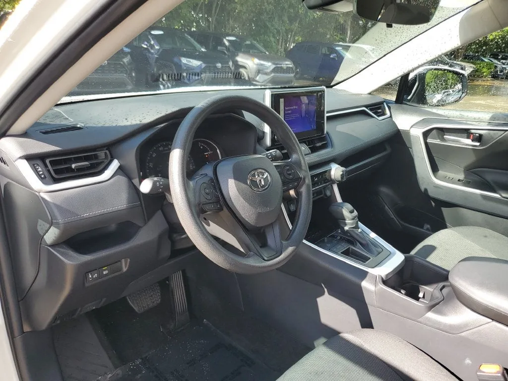2025 Toyota RAV4 XLE photo 21