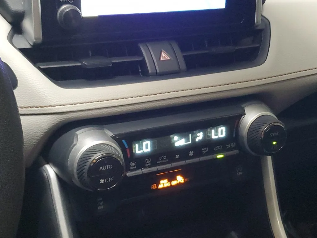 2025 Toyota RAV4 XLE photo 28