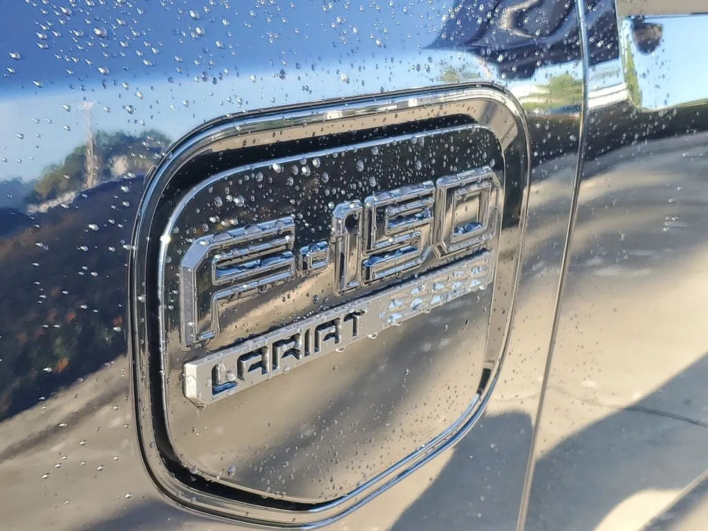 2022 Ford F-150 Lightning Lariat photo 8
