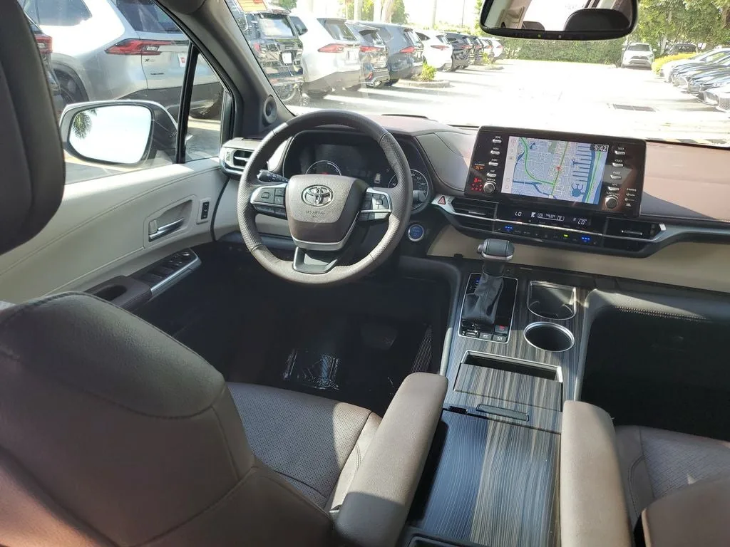 2023 Toyota Sienna Platinum 7 Passenger photo 16