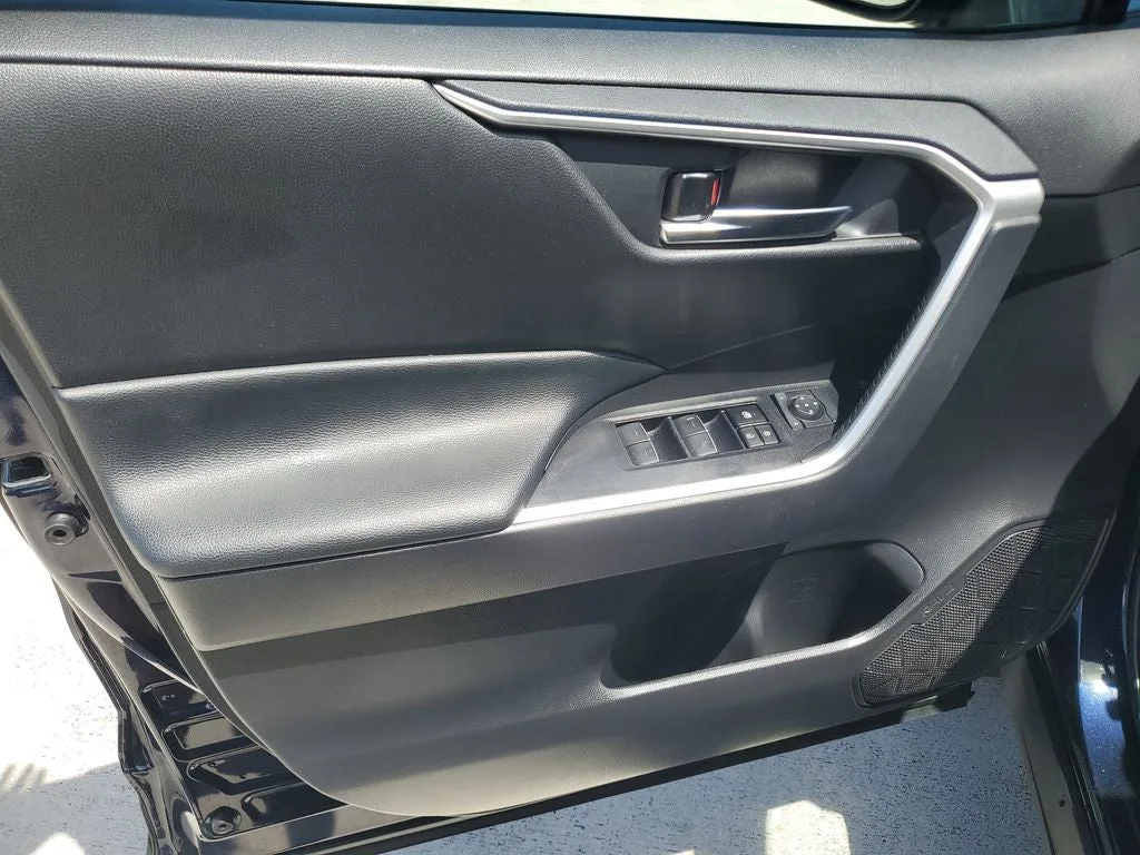 2024 Toyota RAV4 XLE photo 19