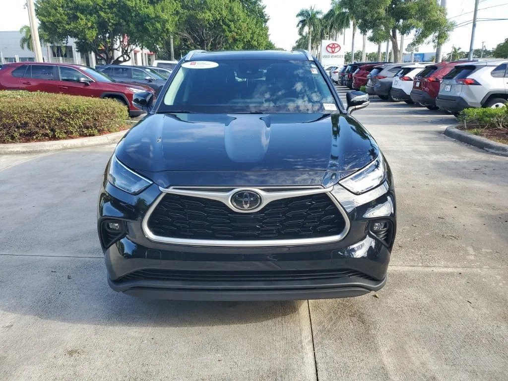 2024 Toyota Highlander XLE photo 2