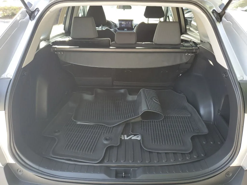 2024 Toyota RAV4 XLE photo 10