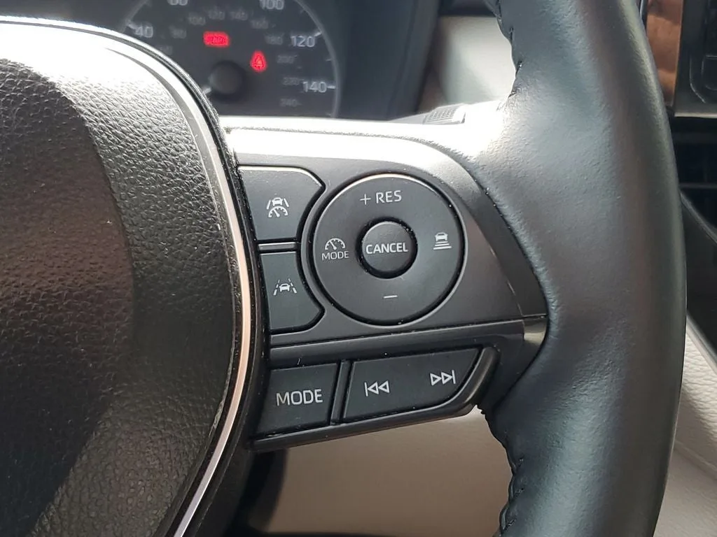2024 Toyota Corolla Cross LE photo 25
