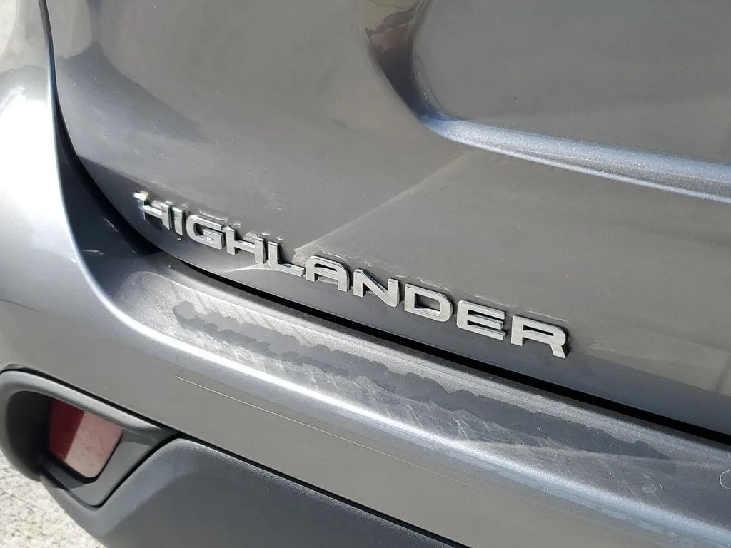 2025 Toyota Highlander XLE photo 8