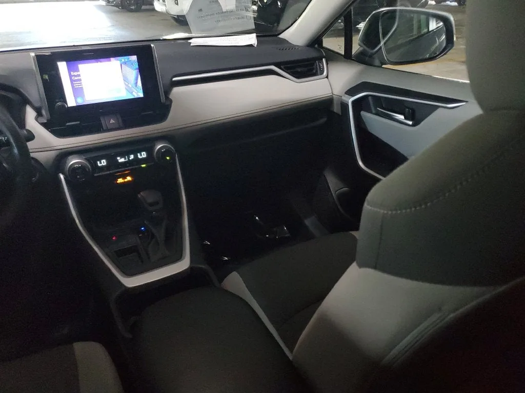 2025 Toyota RAV4 XLE photo 16