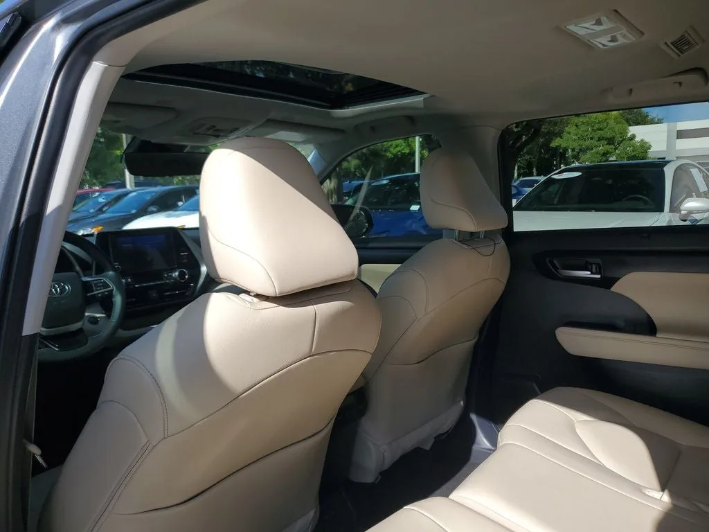 2025 Toyota Highlander XLE photo 14
