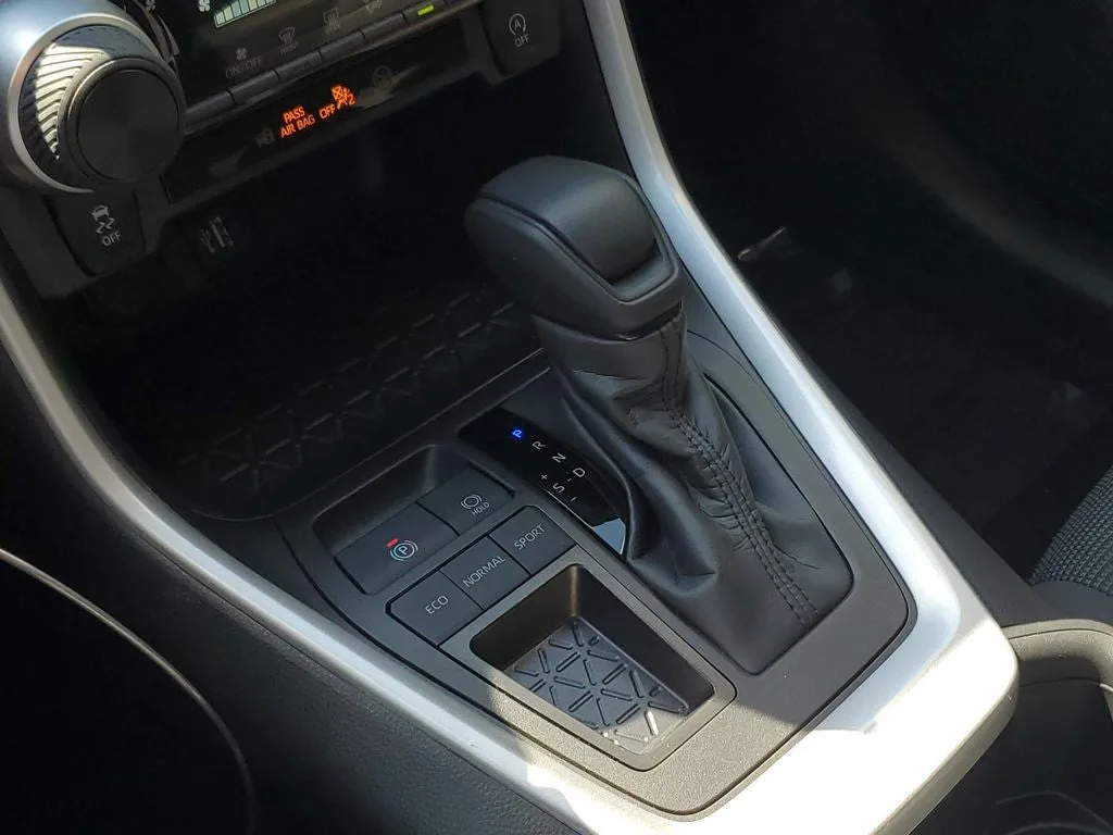 2024 Toyota RAV4 LE photo 28