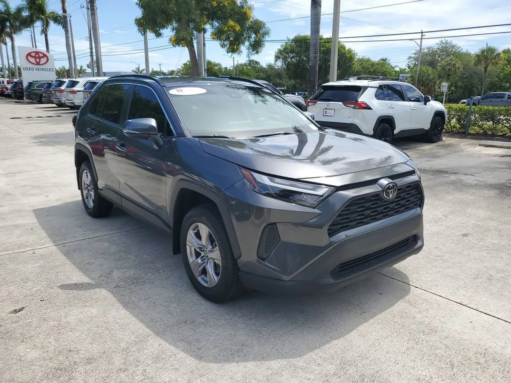 2024 Toyota RAV4 XLE photo 3