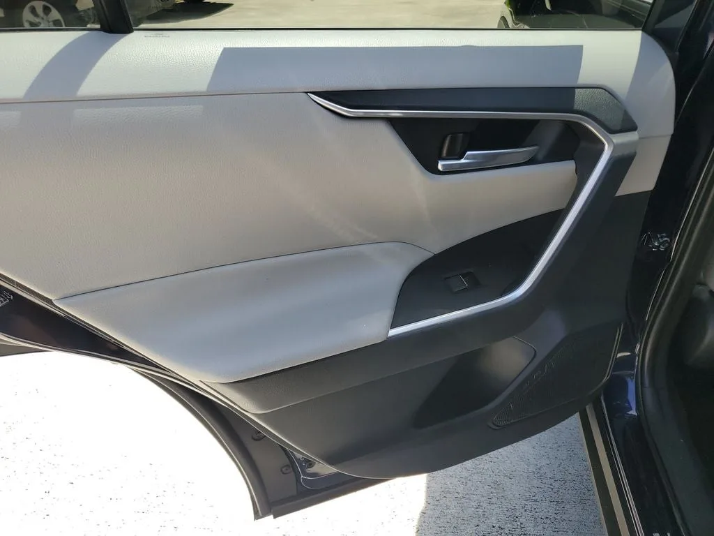2024 Toyota RAV4 XLE photo 12