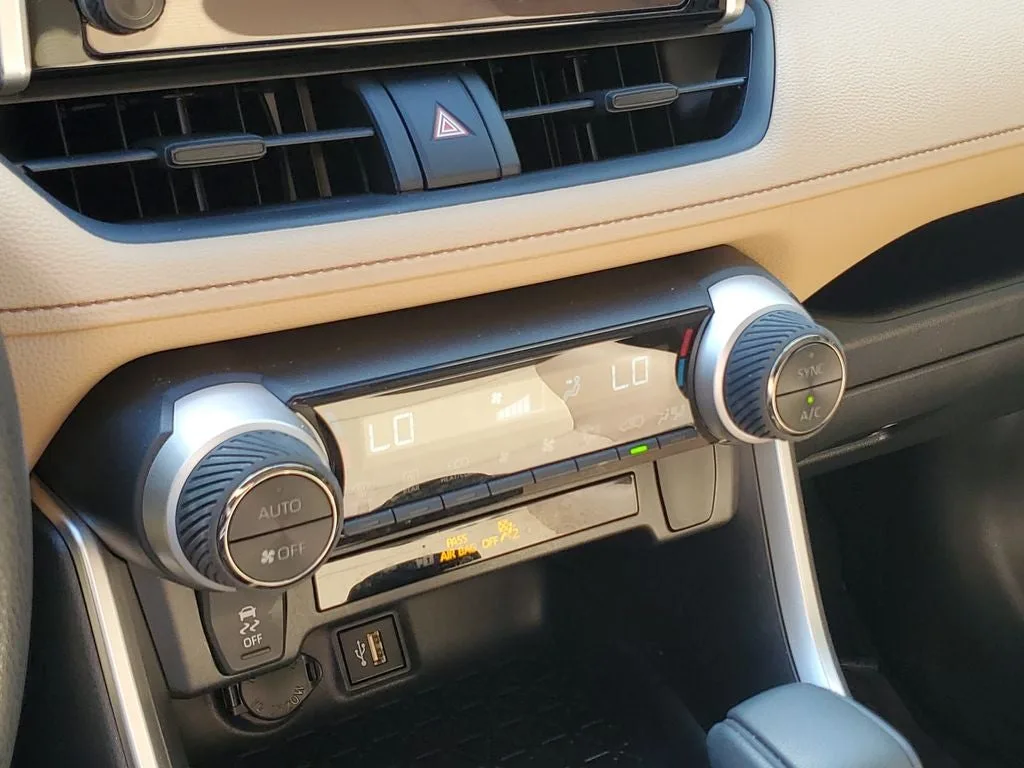 2025 Toyota RAV4 Hybrid LE photo 27