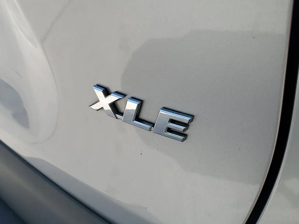 2024 Toyota RAV4 XLE photo 8