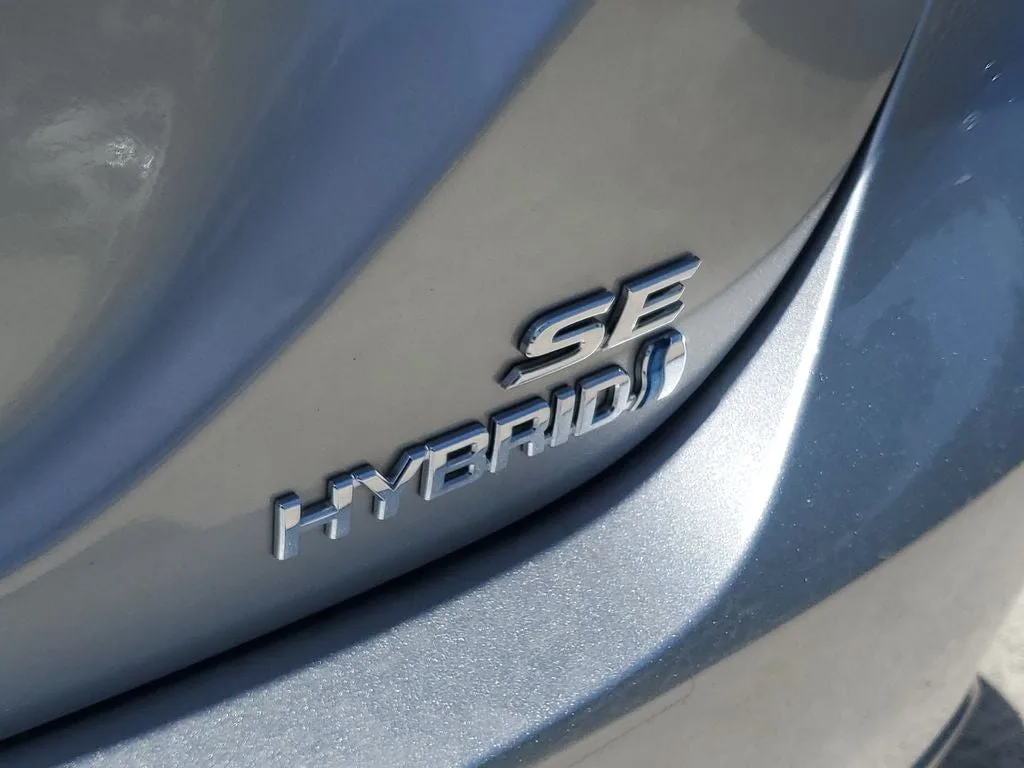 2024 Toyota Camry Hybrid SE photo 8