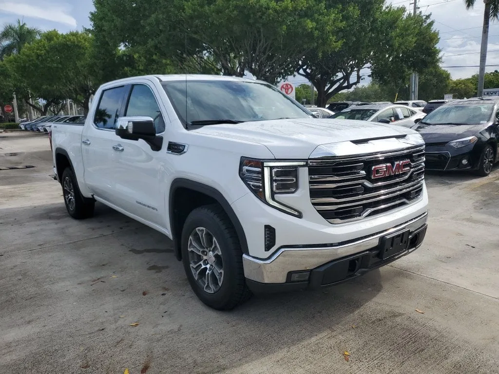 2025 GMC Sierra 1500 SLT photo 3