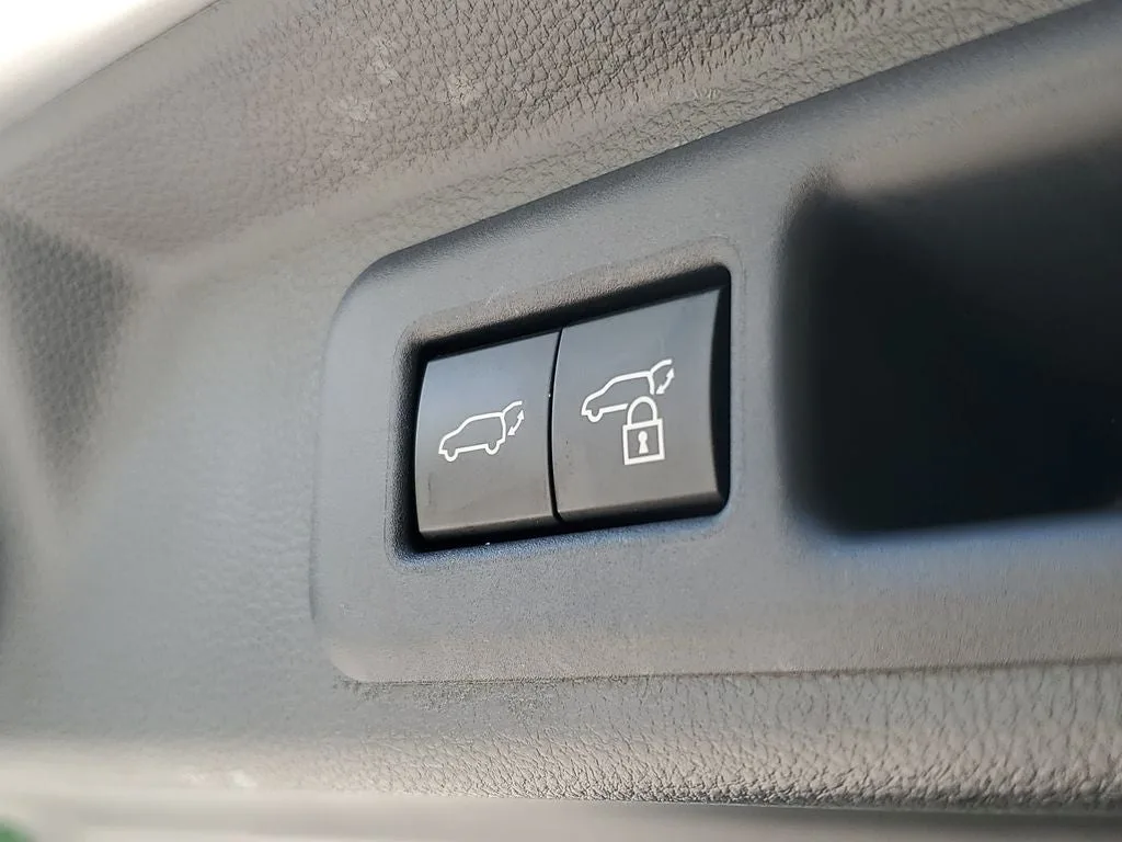 2025 Toyota Sequoia Platinum photo 8