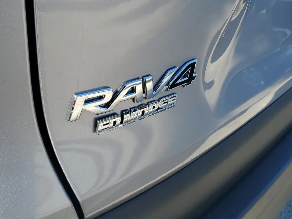 2024 Toyota RAV4 LE photo 8