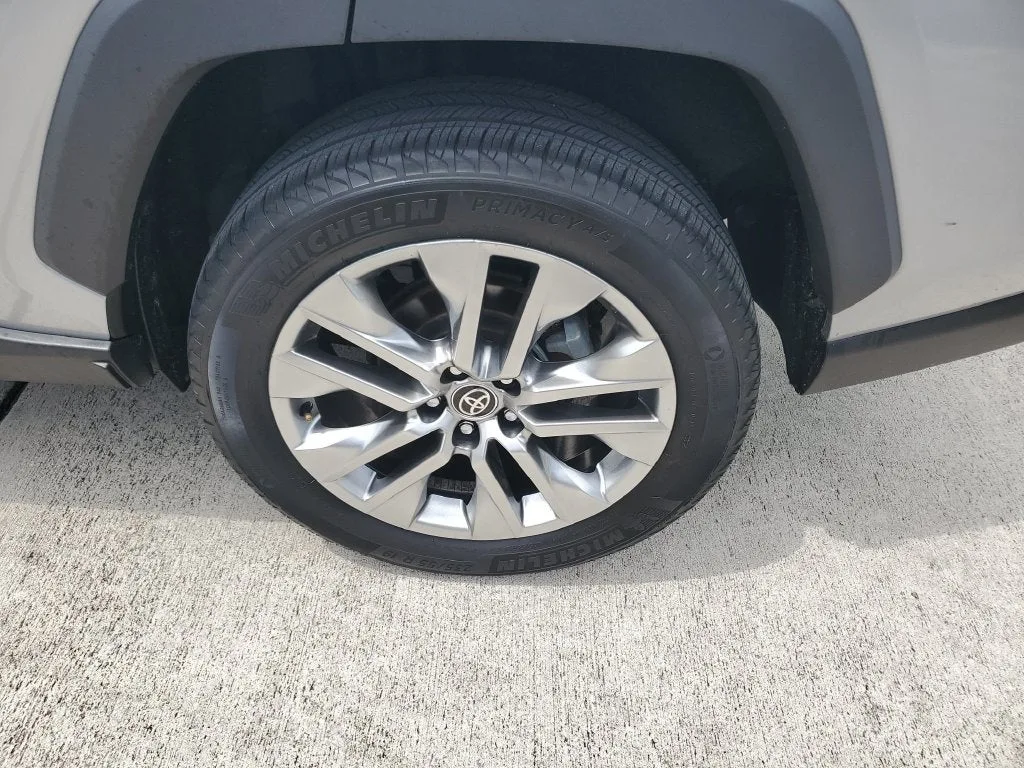 2023 Toyota RAV4 XLE Premium photo 7