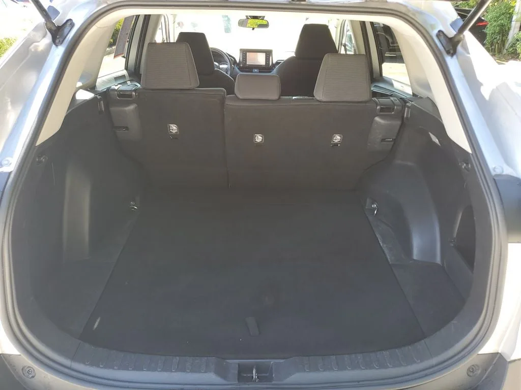 2021 Toyota RAV4 LE photo 10