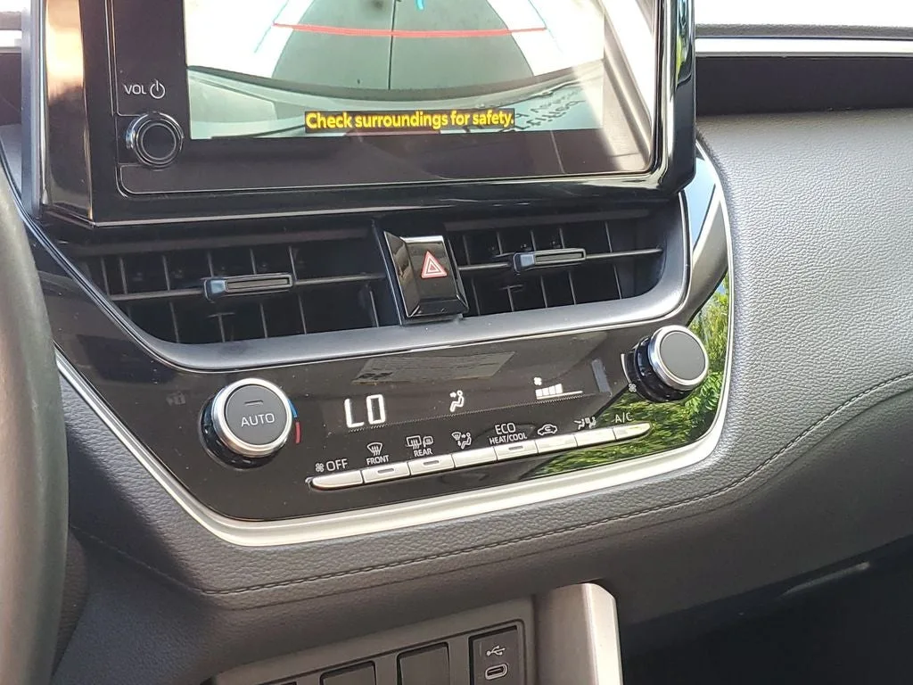 2024 Toyota Corolla Cross LE photo 28