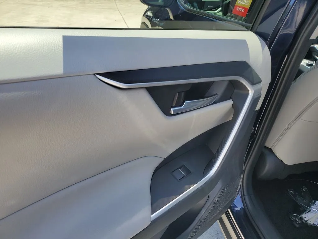 2021 Toyota RAV4 Hybrid XLE Premium photo 12