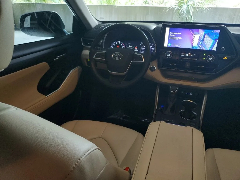 2023 Toyota Highlander XLE photo 17