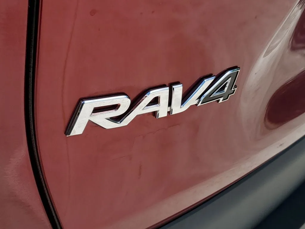 2022 Toyota RAV4 XLE Premium photo 8