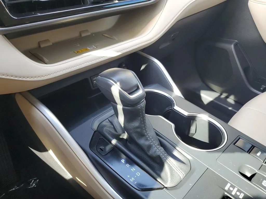 2025 Toyota Highlander XLE photo 30