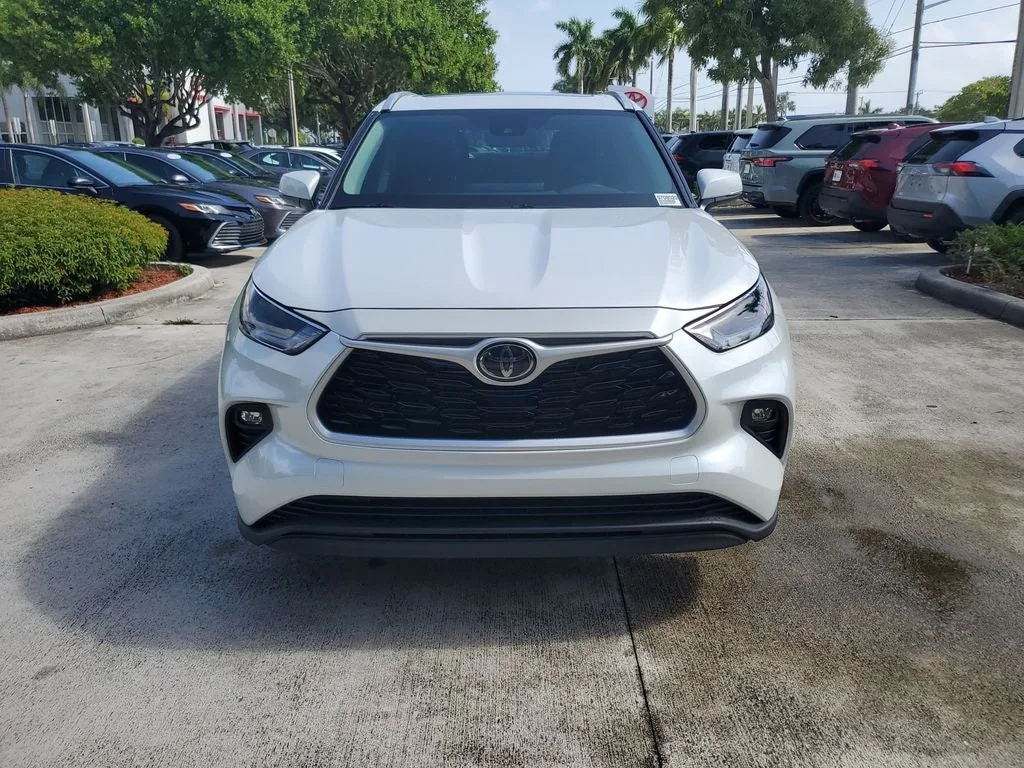 2026 Toyota Highlander Hybrid XLE photo 2