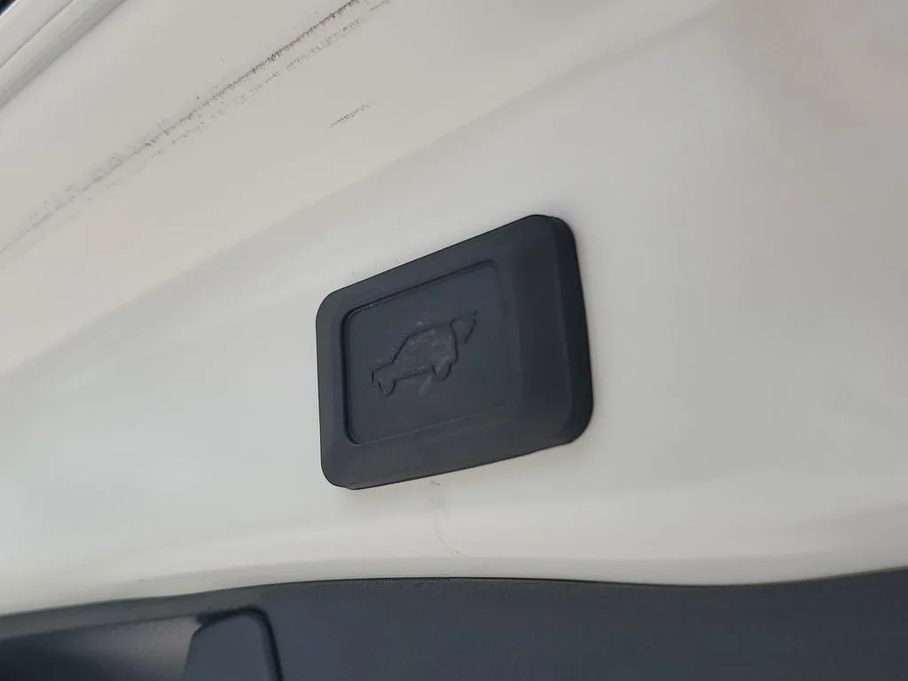 2022 Toyota RAV4 Hybrid SE photo 11