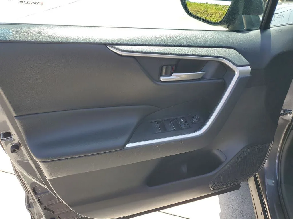 2024 Toyota RAV4 XLE photo 19