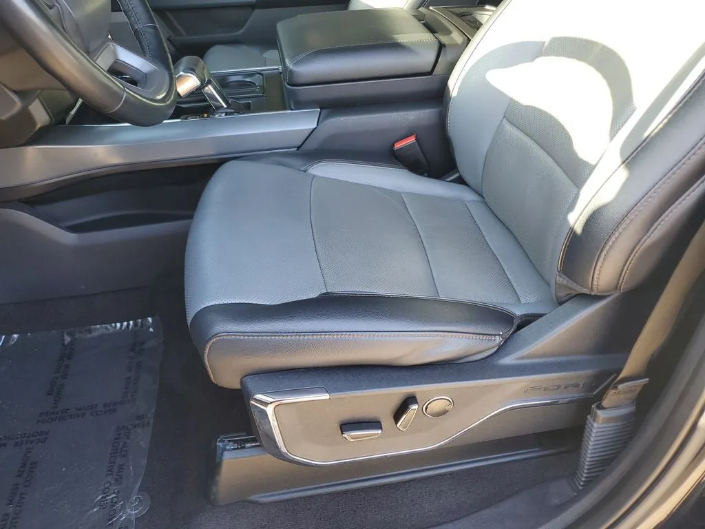2022 Ford F-150 Lightning Lariat photo 19