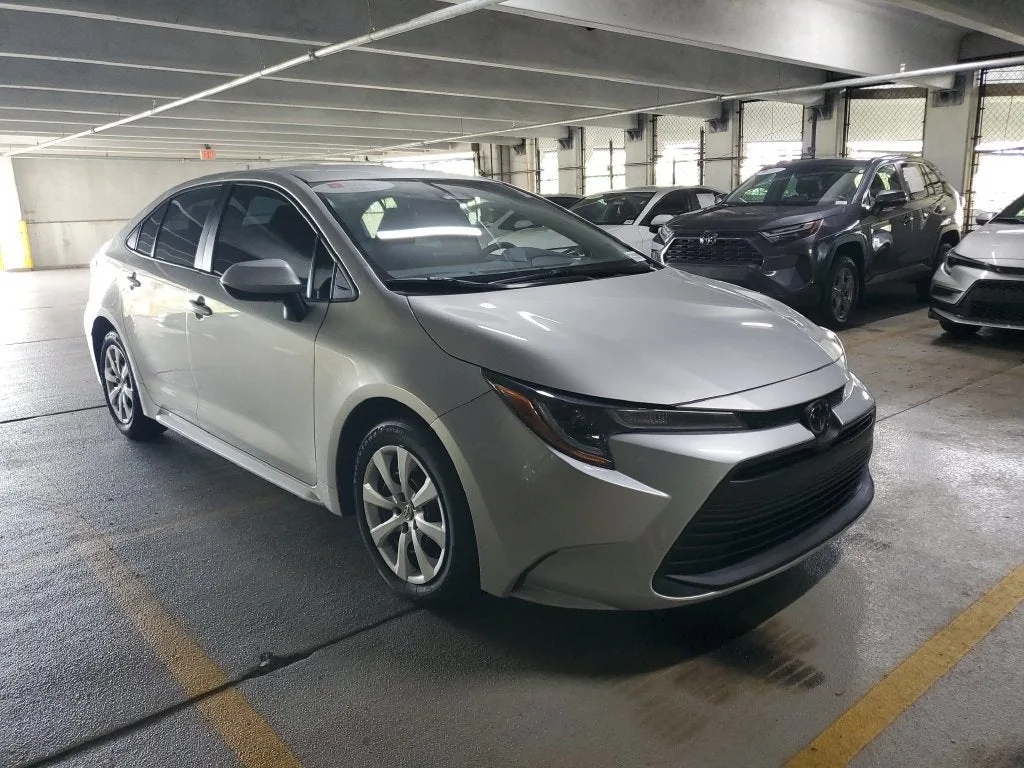 2025 Toyota Corolla LE photo 3