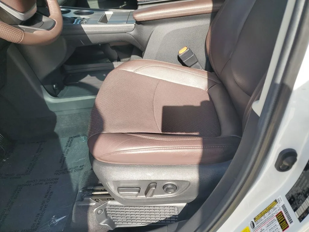 2023 Toyota Sienna Platinum 7 Passenger photo 23