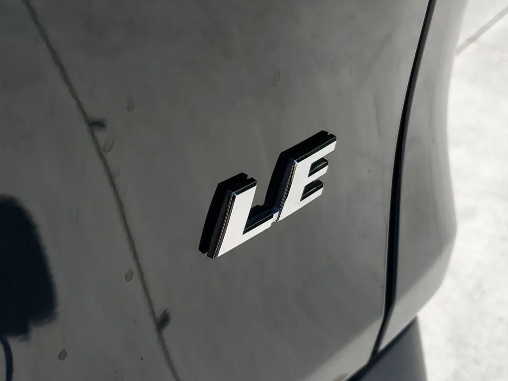 2024 Toyota RAV4 LE photo 8