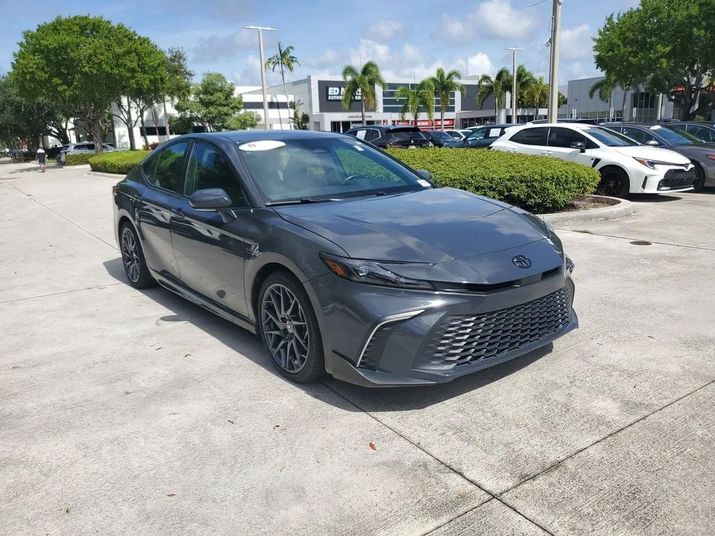 2025 Toyota Camry SE photo 3