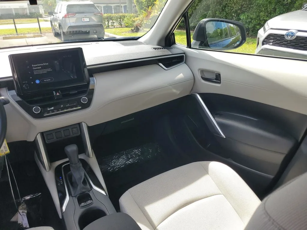 2024 Toyota Corolla Cross L photo 15