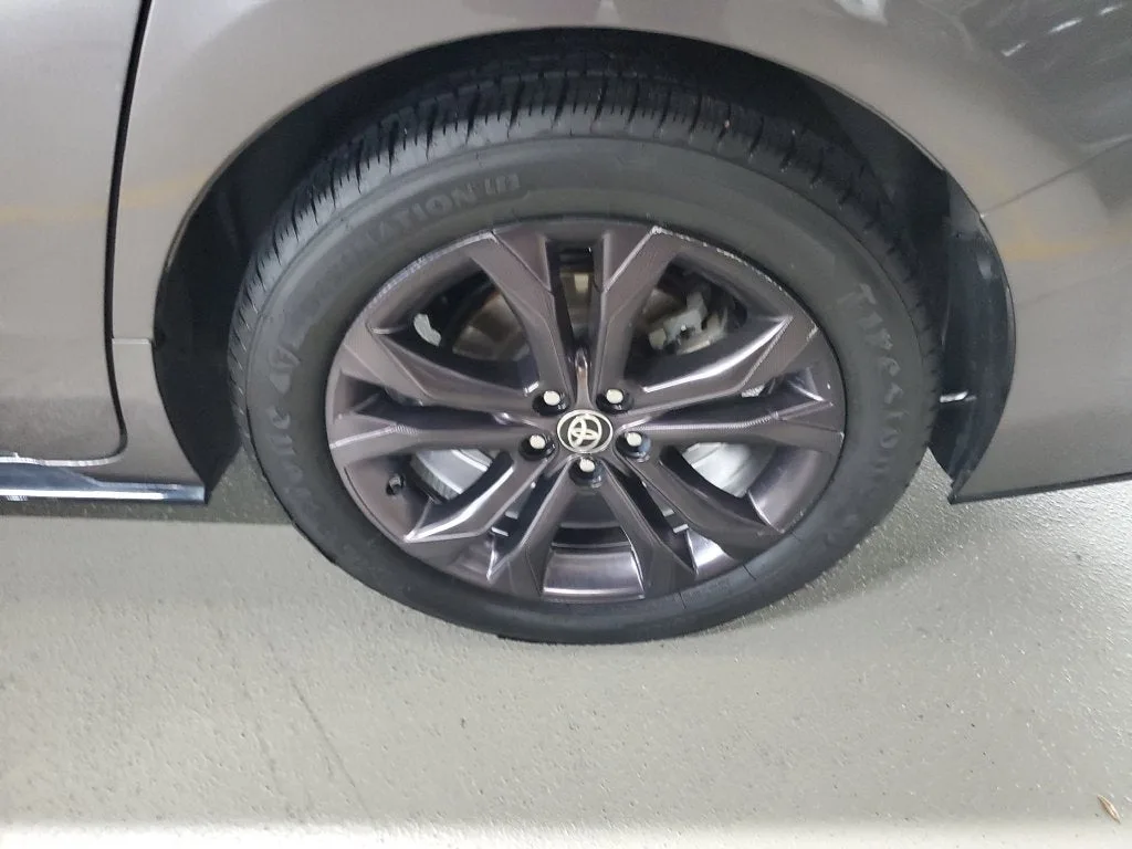 2021 Toyota Sienna XSE 7 Passenger photo 7