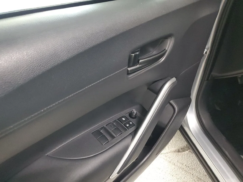 2023 Toyota Corolla Cross LE photo 18
