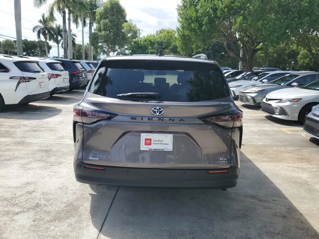 2024 Toyota Sienna XLE 8 Passenger photo 5