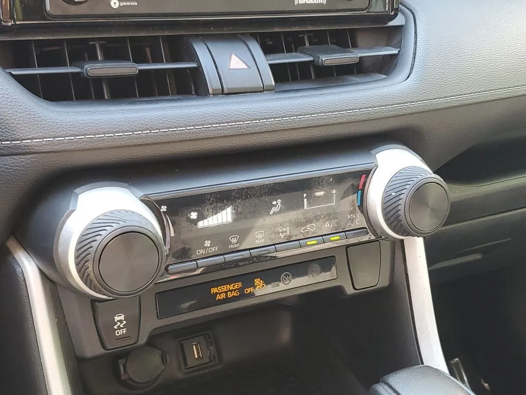 2021 Toyota RAV4 LE photo 28