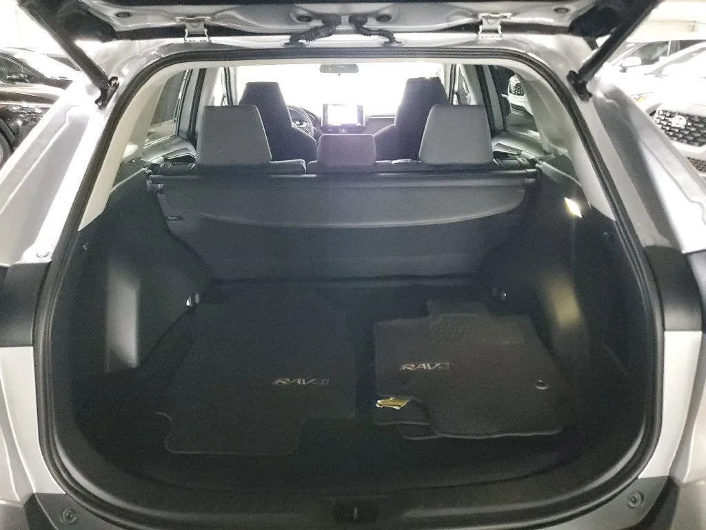 2023 Toyota RAV4 XLE photo 10