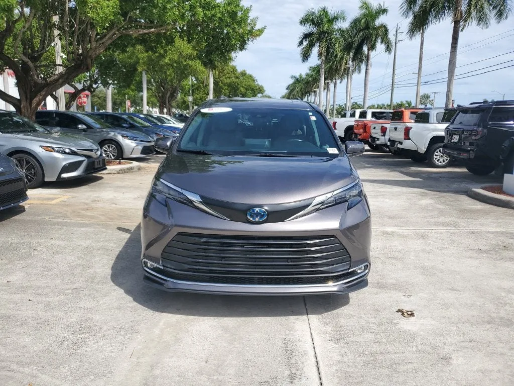 2024 Toyota Sienna XLE 8 Passenger photo 2
