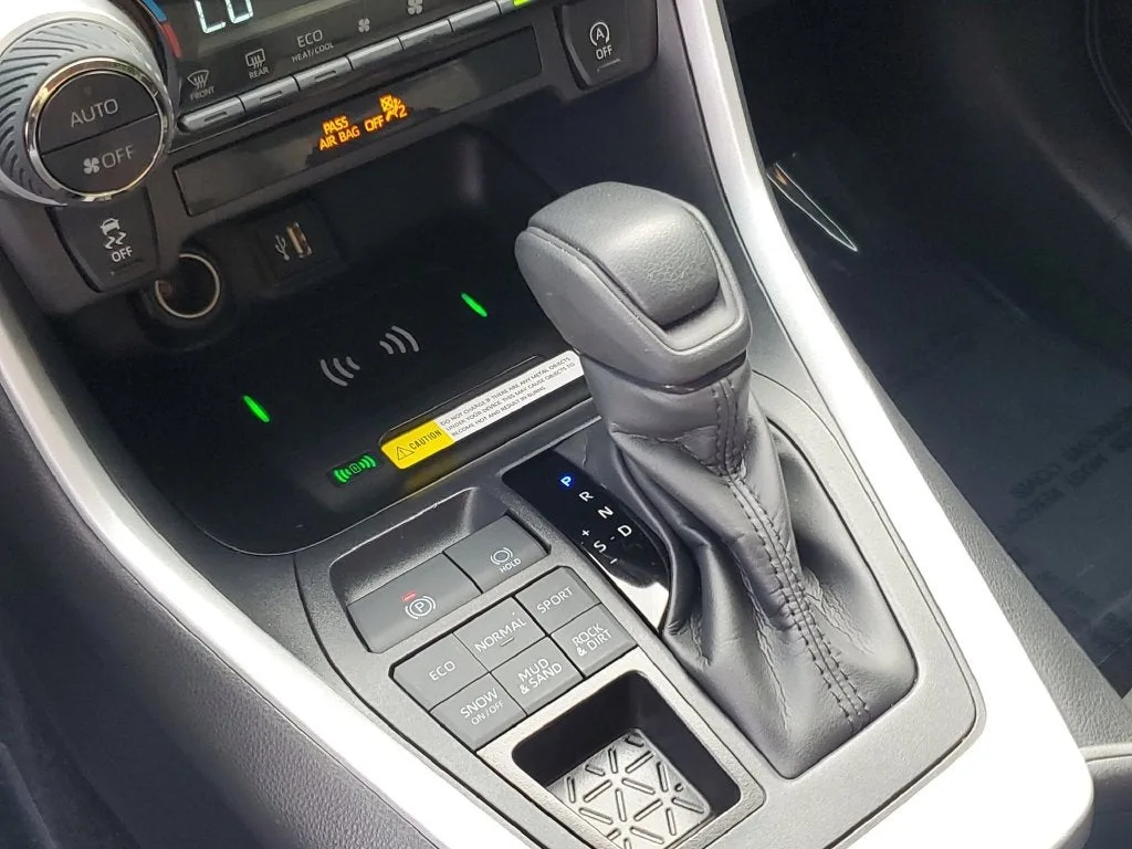 2025 Toyota RAV4 XLE photo 29