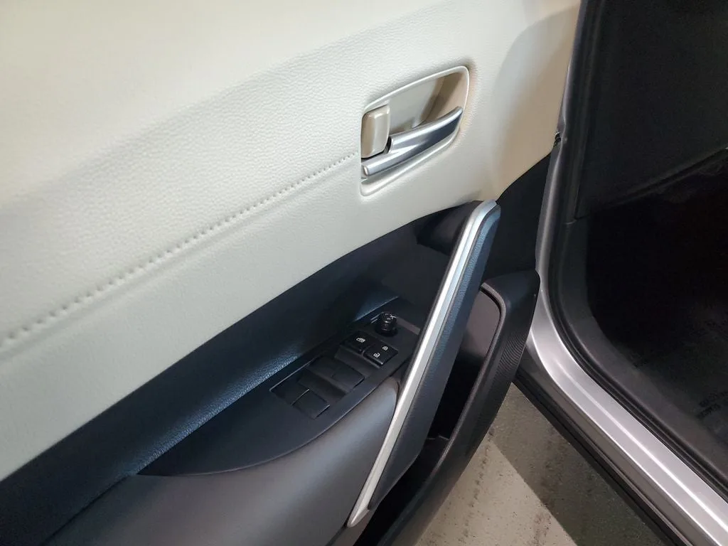 2024 Toyota Corolla Cross XLE photo 18