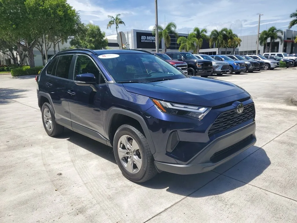 2024 Toyota RAV4 XLE photo 3