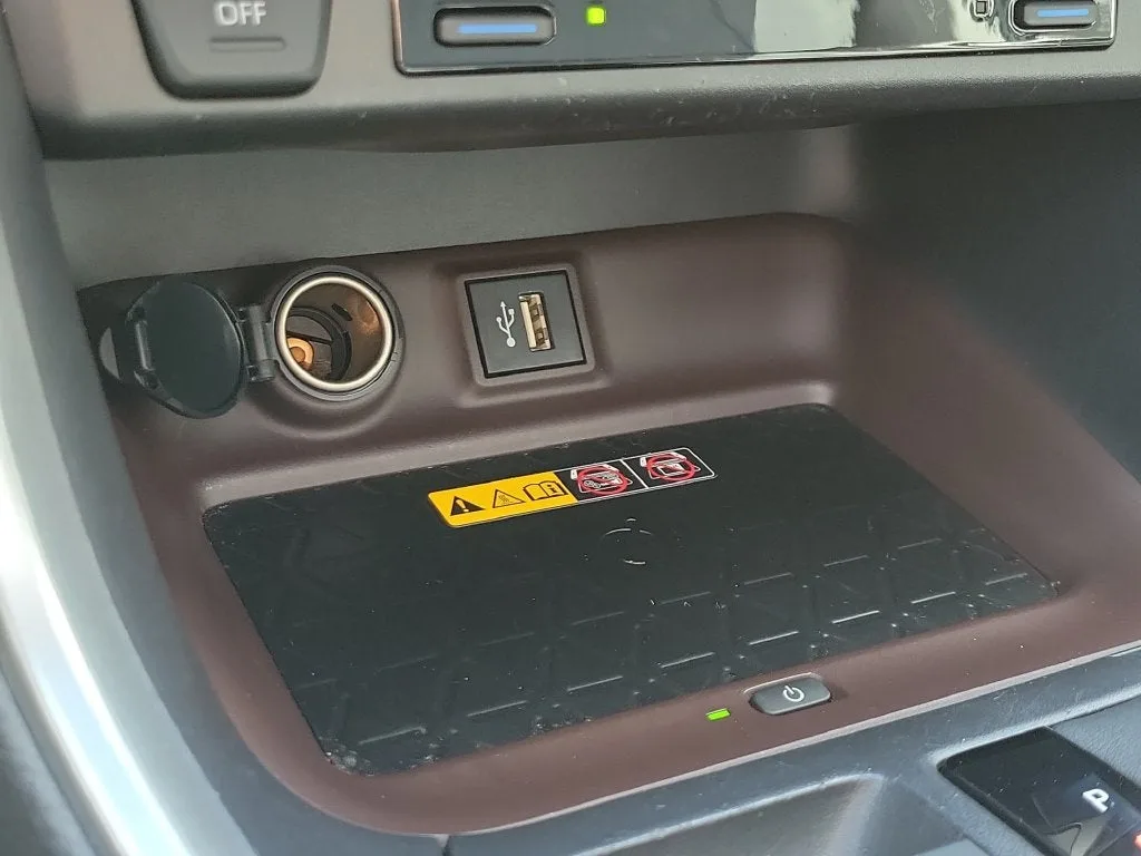 2023 Toyota RAV4 Hybrid Limited photo 32