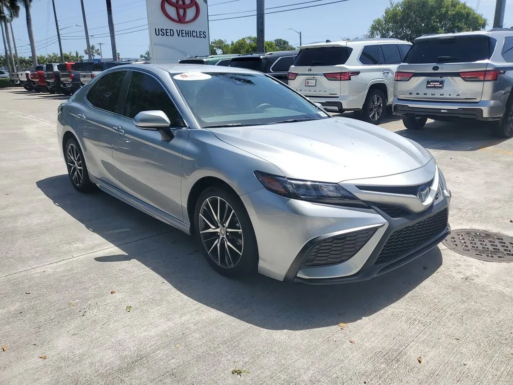 2024 Toyota Camry Hybrid SE photo 3