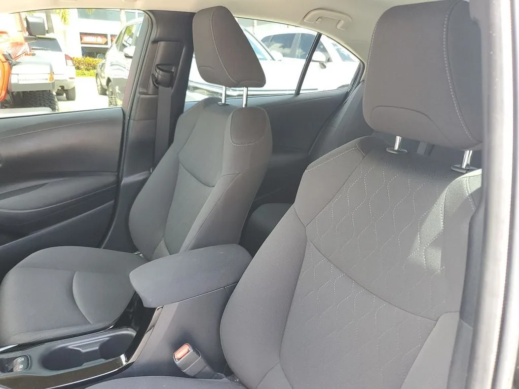 2021 Toyota Corolla LE photo 19